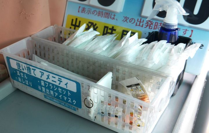 入口に置いてある使い捨てアメニティは耳栓、歯ブラシセット、おしぼり、貸出としてアイマスクがある。トイレは車内後方にある