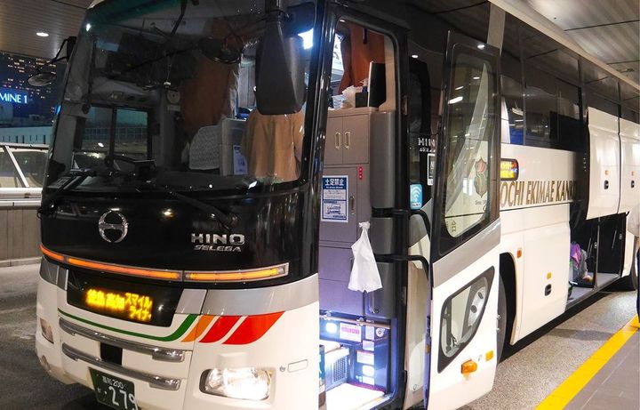 座席は乗車時に指定される。車内は土足禁止のため、ステップ部分で靴を脱ぎ、袋に入れて座席に持っていく