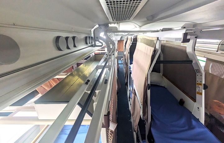 通常のバス車両は上部に荷物を収納できるが、構造上の問題で棚を設置できないため、別の方法で収納スペースを確保する考えだ