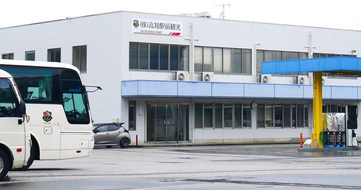 1950年に「高知駅前ハイヤー」として創業。貸切バス、送迎バス、高速路線バス、空港連絡バスなどを運行する