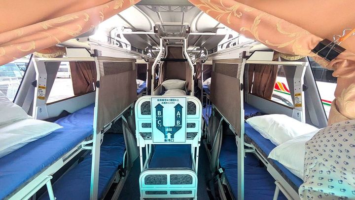 フルフラットシートを搭載したバス車内