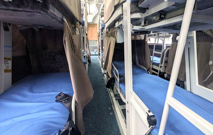 下段座席から天井までの高さは51センチ。この狭さは、改善に向けて試行錯誤中だという