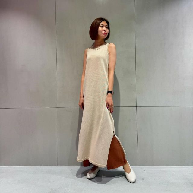 和紙混ニットノースリーブワンピースと洗いざらしイージーワイドパンツのコーデ