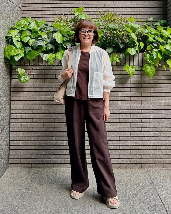 シアーブルゾン×UNIQLOのダークブラウンの「リネンブレンドイージーパンツ」
