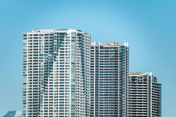 東京・晴海から勝どきにかけての湾岸エリアのマンション群の眺め