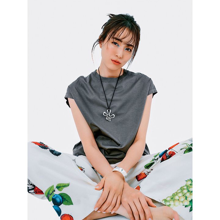 ゆるTシャツにシルバーのモチーフネックレスを身につけたモデル