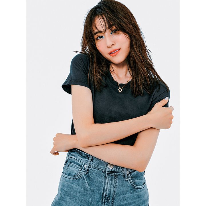 黒Tシャツにハートのネックレスを身につけたモデル