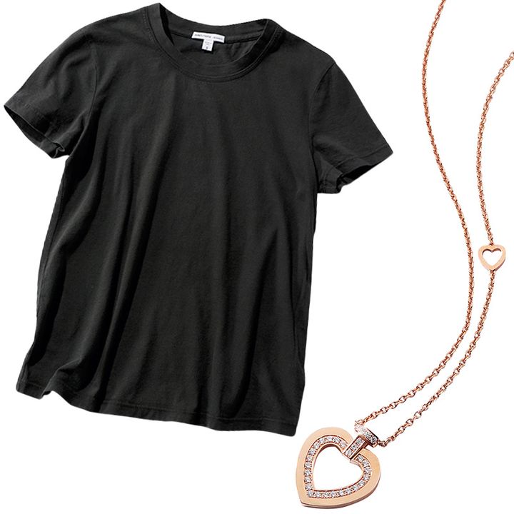 着用した黒Tシャツとハートネックレス