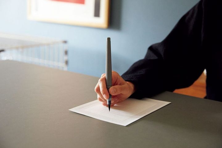 美文字のコツ「筆ペンはまっすぐ立てるように持つ」