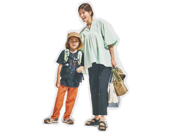 グリーンのボリューム袖ブラウスとスティックパンツにサンダルやキャップを合わせたママと男の子