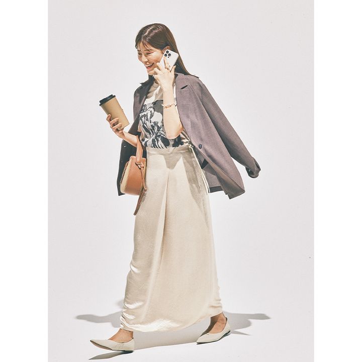 フォトTシャツとツヤ感のあるロングスカートにロペピクニックのジャケットを肩掛けしたお仕事ママコーデ