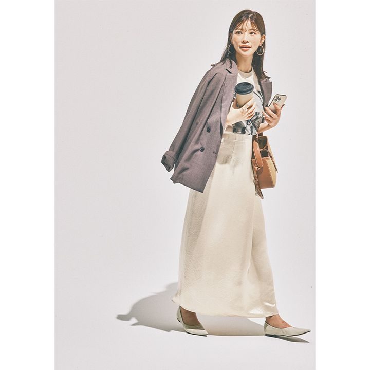 フォトTシャツとツヤ感のあるロングスカートにロペピクニックのジャケットを肩掛けしたお仕事ママコーデ