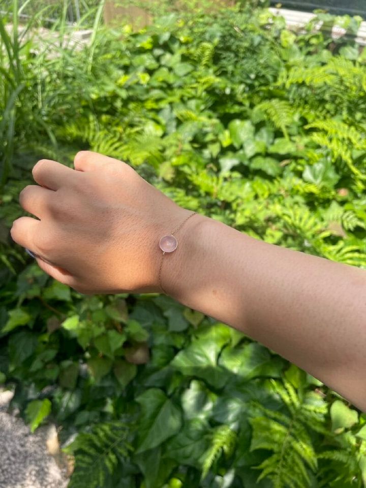 スタイリストさんの腕にもローズクォーツがきらり