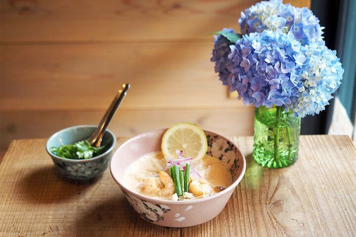 伊豆の森の奥深くでアジアンランチ＆ティータイムを♪ フランスの田舎町に迷い込んだような隠れ家カフェ「秘密のぬけあな」