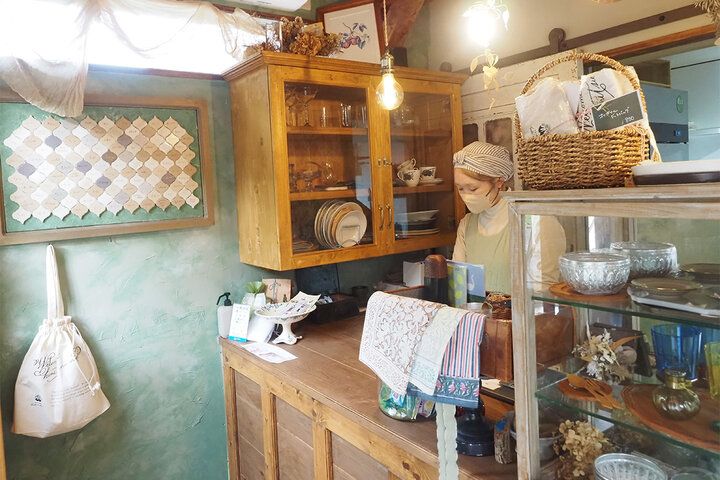 伊豆の森の奥深くでアジアンランチ＆ティータイムを♪ フランスの田舎町に迷い込んだような隠れ家カフェ「秘密のぬけあな」