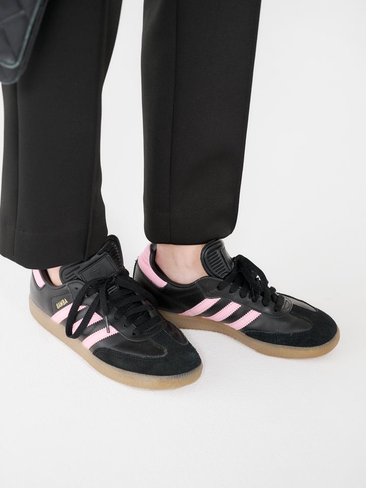 クラウドチームVERY濱野かやの春のジレコーデのスニーカーはアディダス