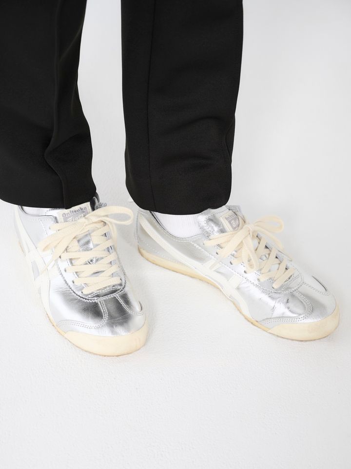 クラウドチームVERYの酒井理央の春コーデのスニーカーは鬼束タイガー