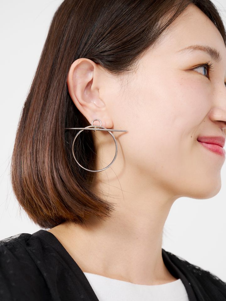 クラウドチームVERY濱野かやの春のジレコーデのピアス