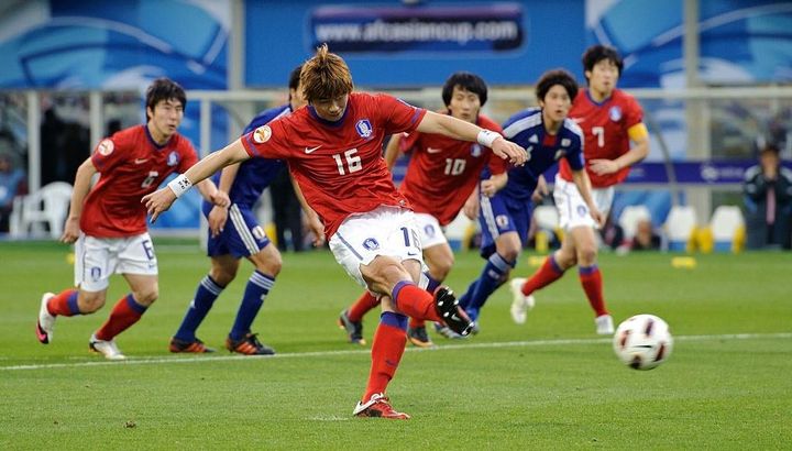 日韓戦で物議を醸した元韓国代表、“電撃移籍報道”にファン激怒！トラックと葬儀用の花輪を並べて抗議活動