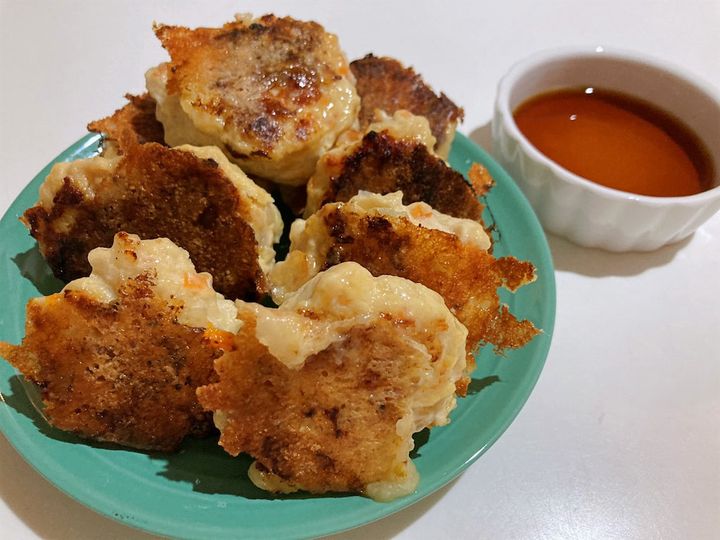 盛り付けた鶏と野菜のカリカリチーズ焼き