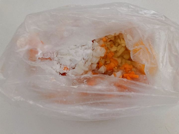 調味料や卵と合わせた鶏むねひき肉