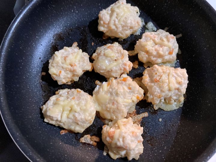 焼きあがった鶏と野菜のカリカリチーズ焼き