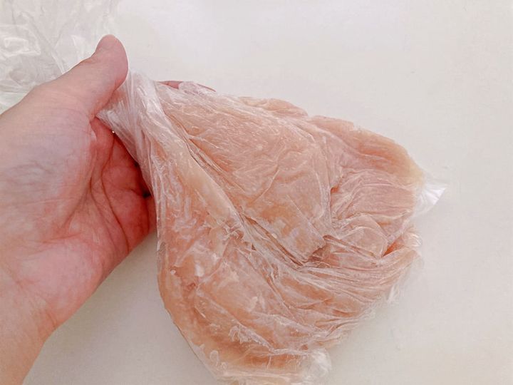 よく揉みこんだ鶏むねひき肉
