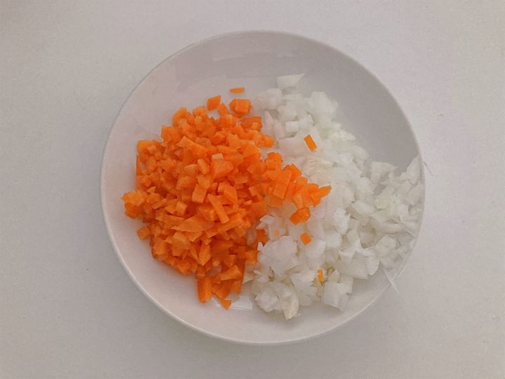 みじん切りにした玉ねぎとにんじん
