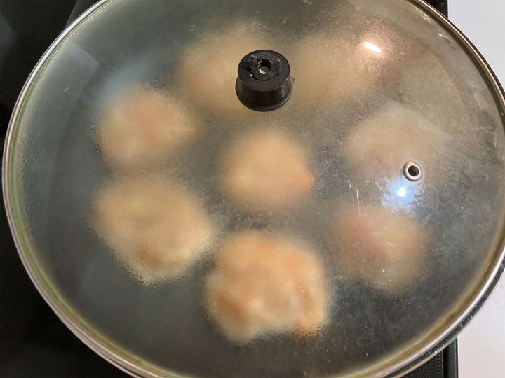 フタをして蒸し焼きにする