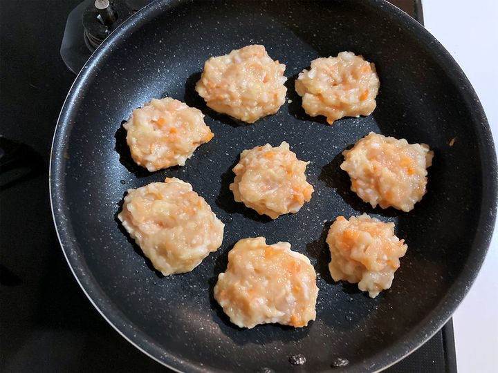 サラダ油を熱したフライパンでタネを焼いていく