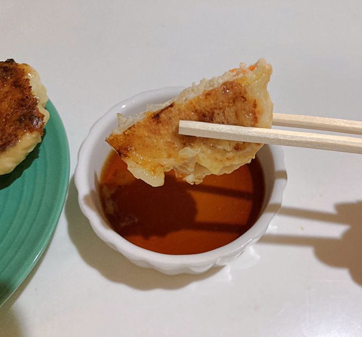 タレにつけている様子