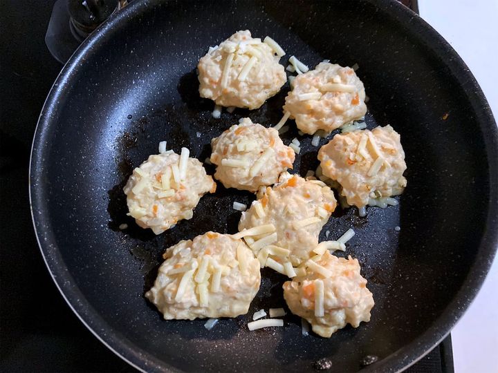 上から追いチーズをかける