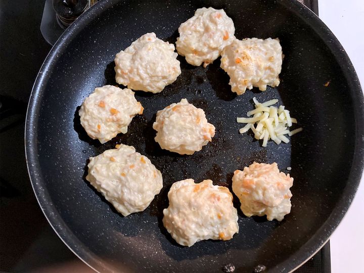 フライパンにチーズを置く