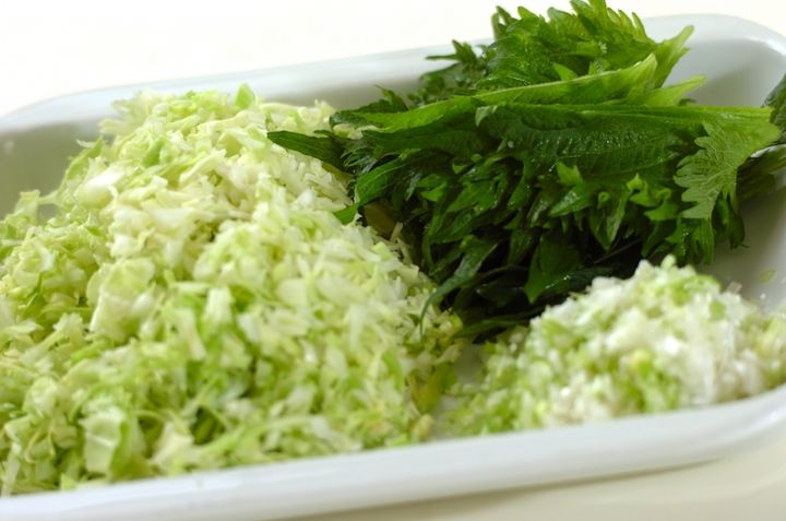 大葉がさわやか！しそ餃子の下準備1