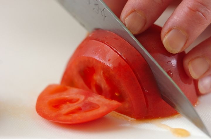 冷やしトマトのニラダレの下準備1