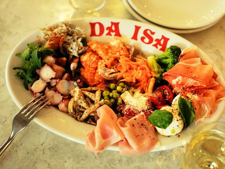 中目黒『Pizzeria e trattoria da ISA』のタコのマリネやナポリのリゾット“サルトゥ・ディ・リーゾ”、窯で軽くいぶしたグリンピース、ボッコンチーニ、プロシュートなどが入る前菜盛り合わせ