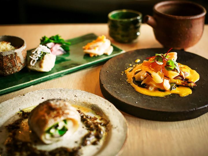 祐天寺『かかと』の「焼きホワイトアスパラと北寄貝の黄身酢がけ」、「山菜の太刀魚巻き ふきのとうソース」、「カリフラワーとスナップえんどうのおひたしなどの盛り合わせ」