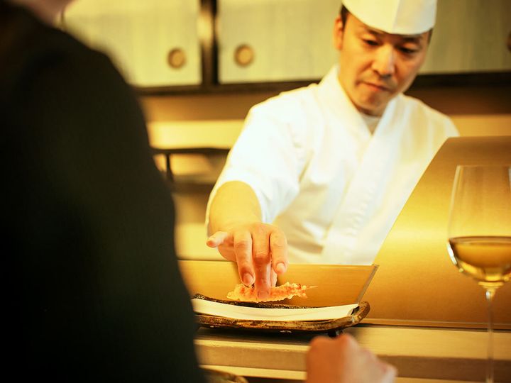 中目黒『天婦羅くすのき中目黒』の揚げ手の手から皿に置かれる様子