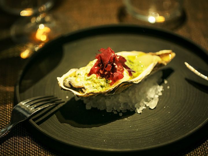 代官山『PRIM』の「厚岸 真牡蠣とモッツァレラチーズ 山葵と生海苔のソース」