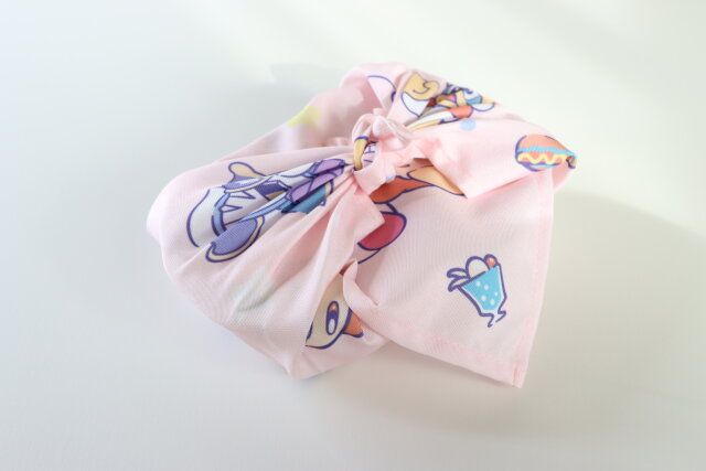 ダイソーの星のカービィ マルチクロス ニューレトロでお弁当箱を包む