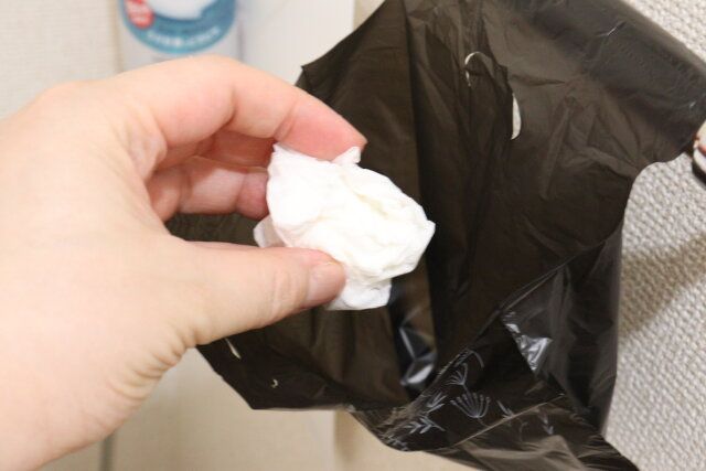 セリア トイレにペタッとサニタリー袋 Sサイズ 26枚 ゴミ捨て 使用例