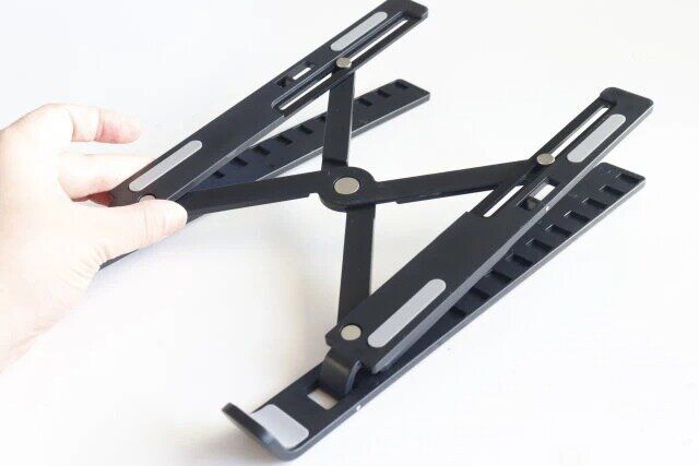 ダイソーの折りたたみ式PC・タブレットスタンド1