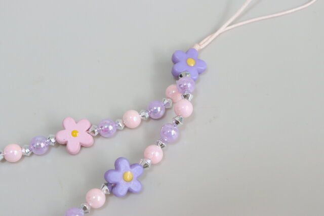 セリアのストラップガーリービーズはオーロラ風の加工がキレイ