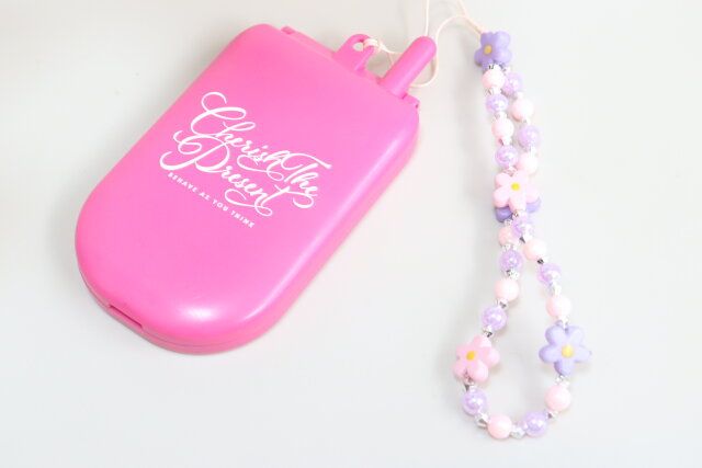 セリアのストラップガーリービーズは甘すぎないデザインで大人でも使いやすい