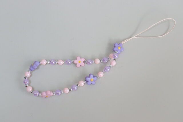 セリアのストラップガーリービーズはハンドメイドっぽいゆるさがかわいい