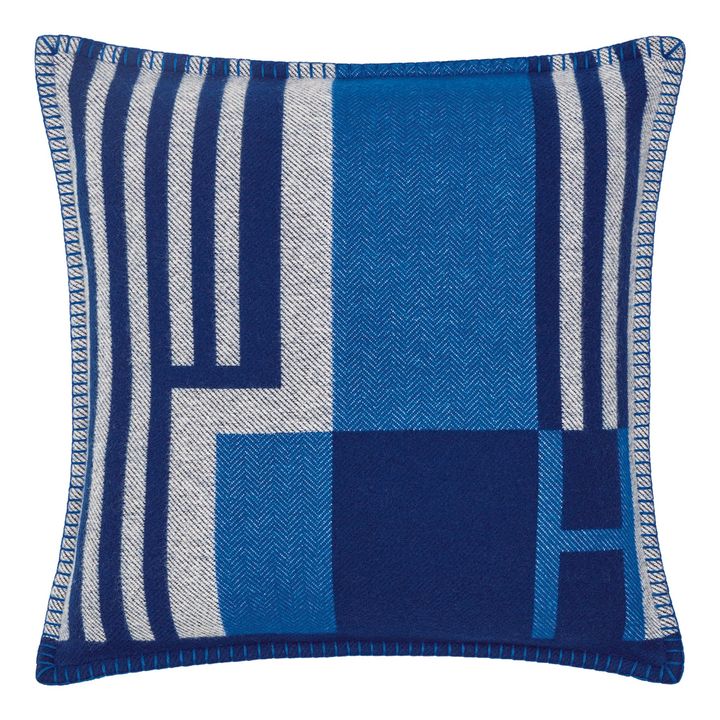 「クッショ ン ジャカード《イターク》」¥128,700／HERMÈS（エルメスジャポン）