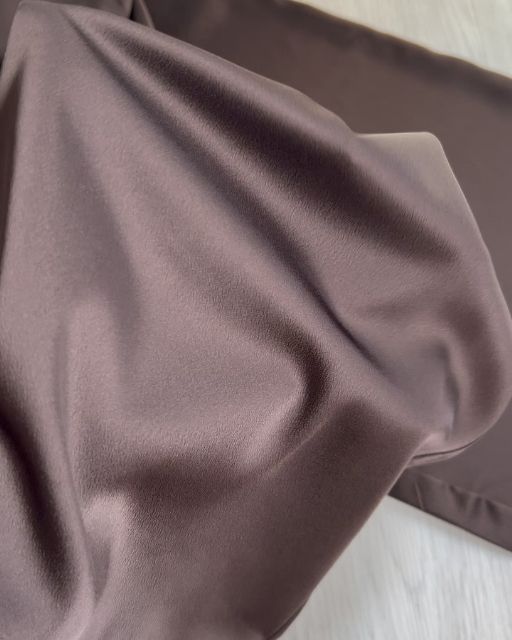 UNIQLOのサテンイージーパンツの生地感