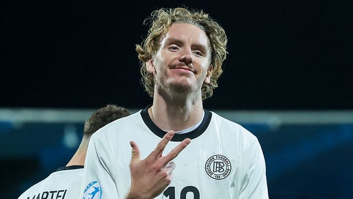 『ハリー・ポッター』にいそうな“巨神”サッカー選手が大ブレイク！世界的強豪国の10番を背負い無双中