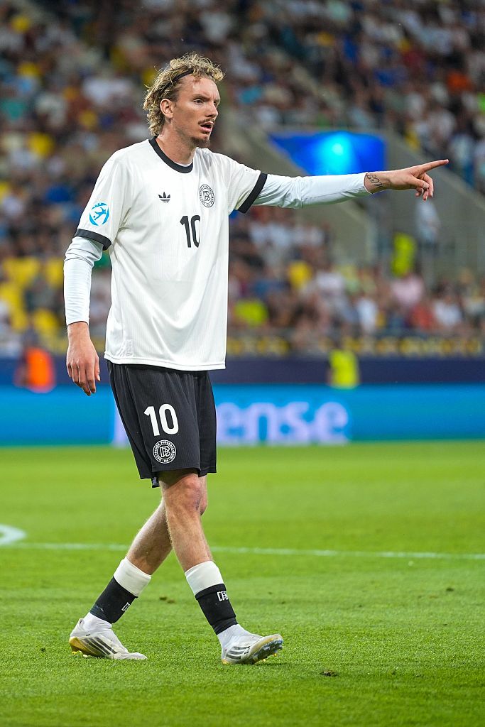 『ハリー・ポッター』にいそうな“巨神”サッカー選手が大ブレイク！世界的強豪国の10番を背負い無双中