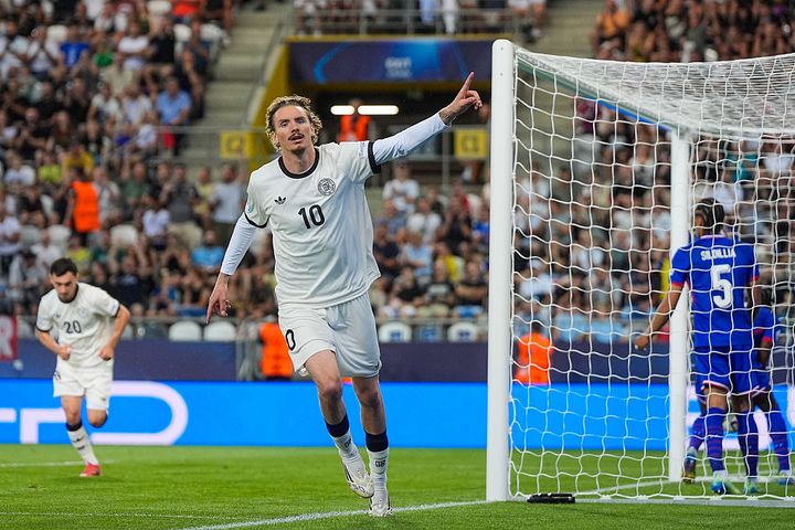 『ハリー・ポッター』にいそうな“巨神”サッカー選手が大ブレイク！世界的強豪国の10番を背負い無双中